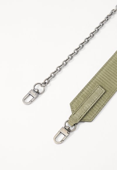Olijfgroene gestructureerde stoffen band met een zilveren ketting en metalen clips, voorzien van een lipje voor bevestiging en een geometrische uiteinde.