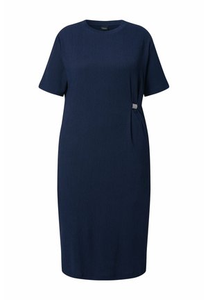 Marineblå knælange kjole med korte ærmer, rund halsudskæring og detaljer på siden med sølvspænde.