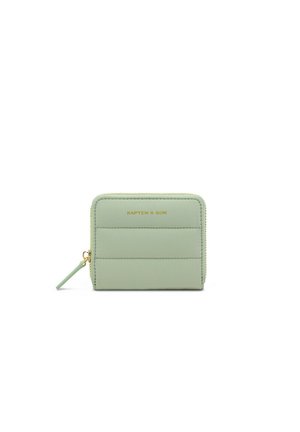 Kleine salbeigrüne Lederbrieftasche mit goldenem Reißverschluss und dem Logo "Kapten & Son" mittig auf der Vorderseite.