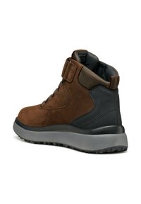 Bottine mi-haut en cuir marron avec des accents noirs, dessus texturé, design à lacets, et semelle extérieure grise dotée d'un motif de bande de roulement robuste.