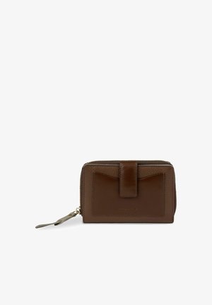 Cartera compacta de cuero marrón con cierre de cremallera, ranura frontal para tarjetas con solapa y una correa de muñeca unida al tirador de la cremallera.