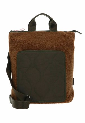 Sac fourre-tout en peau retournée marron avec une poche avant matelassée vert foncé, des poignées supérieures, une fermeture éclair et une bandoulière ajustable.