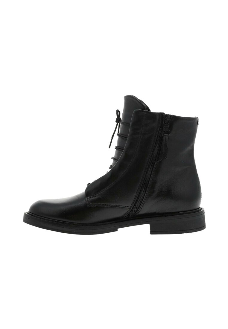Bottes noires en cuir jusqu'à la cheville avec fermeture éclair, détails en dentelle et semelle plate. Texture lisse avec un minimum d'accents en métal.