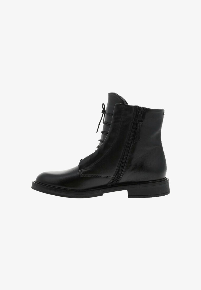Bottes noires en cuir jusqu'à la cheville avec fermeture éclair, détails en dentelle et semelle plate. Texture lisse avec un minimum d'accents en métal.