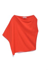 Cappa leggera rossa in tessuto dal design asimmetrico e morbido. Texture liscia; presenta un ampio scollo e bordi drappeggiati.