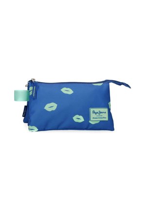Neceser rectangular azul con estampado de labios verdes claros, asa de tela en forma de lazo y una etiqueta con el logo de Pepe Jeans London.