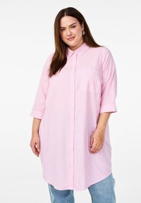 Zizzi LANGES GESTREIFTES MIT 3/4 ÄRMELN - Paitamekko - begonia p.wh.stripe