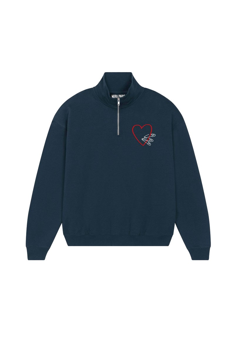 Sweat-shirt bleu marine à col zippé en tissu doux, avec une broderie de cœur rouge et un motif graphique blanc sur la poitrine.