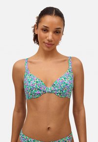 Top de bikini multicolor con un patrón floral en verde, púrpura y naranja, con tirantes anchos y un escote en forma de V.