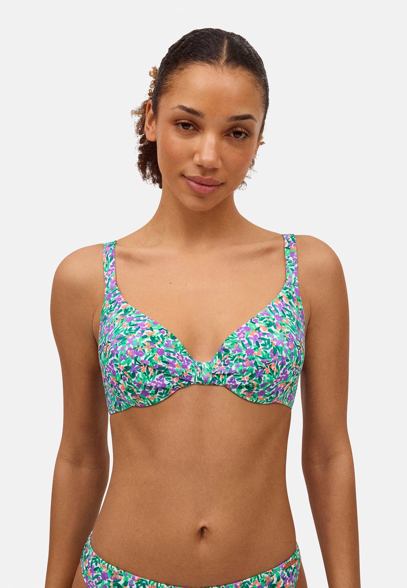 Top de bikini multicolor con un patrón floral en verde, púrpura y naranja, con tirantes anchos y un escote en forma de V.