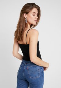 Gina Tricot SCARLETT SHORT SINGLET 2 PACK - Top - black/happy red
