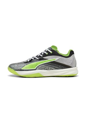 Scarpa sportiva bassa con tomaia con motivo nero, grigio e verde neon, lacci bianchi e bordo suola verde neon.