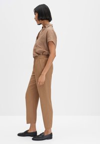 someday. MID RISE COMFORT WAISTBAND - Pantaloni - brown sugar