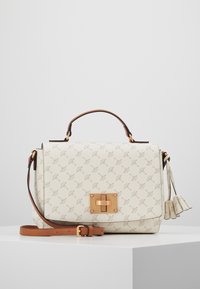 Borsa a tracolla in pelle bianca con motivo embossé, chiusura rettangolare in tonalità oro, tracolla regolabile marrone, manico superiore e dettagli con frange sui lati.