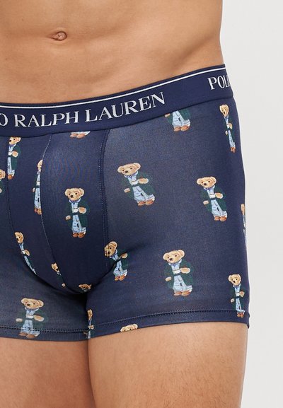 Boxer briefs de algodão azul marinho com um padrão repetido de ursos de peluche, apresentando uma cintura elástica com marca e um design ajustado.