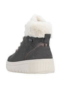 Grauer Wildleder-Stiefel mit weißem Kunstpelzkragen, ausgestattet mit einer dicken weißen strukturierten Sohle und metallischen Akzenten in der Nähe der Schnürsenkel.