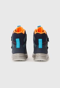 Par av barnejoggesko i marineblått og oransje med blå trekkremmer og grå såler, vist fra baksiden på hvit bakgrunn.