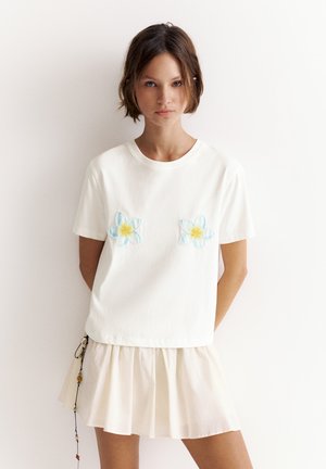 PULL&BEAR, WITH BEADS - T-SHIRT - Tričko s potlačou - white