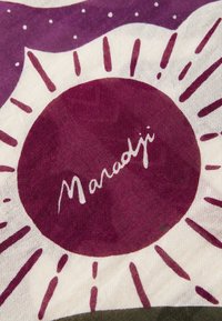 Tissu avec un design abstrait de soleil violet et crème, comportant un cercle violet foncé et une signature manuscrite blanche "Maraadji".