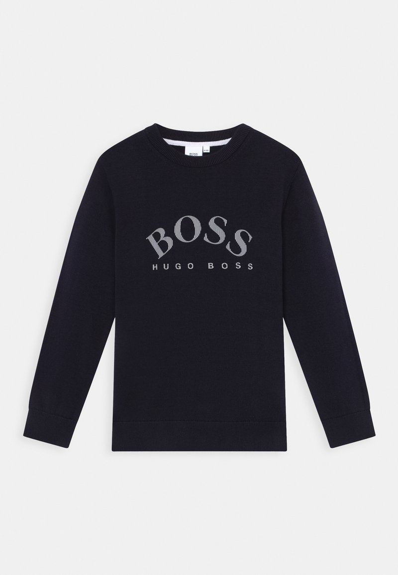 Sweat-shirt tricoté bleu marine avec un col rond, des manches longues, et un logo "BOSS" gris proéminent en motif rayé sur la poitrine.