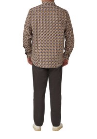 Koszula z długim rękawem w wielokolorowy wzór geometryczny, z kołnierzykiem stójką i prostym krojem. Połączona z szarymi spodniami i białymi butami.