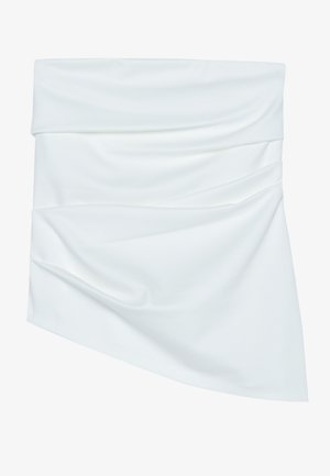 Λευκή μίνι φούστα από ύφασμα με ριγμένο σχέδιο, που διαθέτει απαλή υφή και ασύμμετρη γραμμή, διπλωμένη στη μέση για πρόσθετο στυλ.