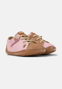 Scarpe per bambini in pelle rosa e marrone con lacci beige, dotate di una fascia in Velcro e suole in gomma arrotondate per aderenza e flessibilità.