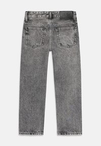 Grå denimjeans med rak passform, utrustad med två bakfickor, kontraststygn och en märkespatch i svart läder vid midjan.