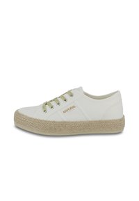 Sneaker bianca in tela con suola intrecciata in juta, lacci verdi e dettagli del logo dorato. Presenta una punta arrotondata e un design a taglio basso.