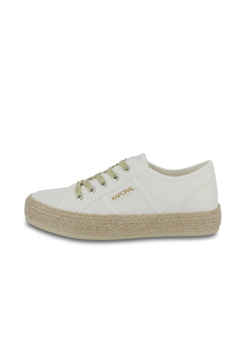 Sneaker bianca in tela con suola intrecciata in juta, lacci verdi e dettagli del logo dorato. Presenta una punta arrotondata e un design a taglio basso.