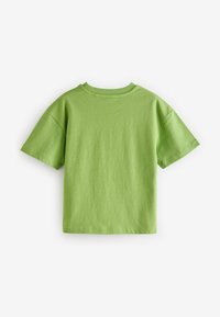 Grøn bomulds t-shirt med korte ærmer, rund hals og en glat tekstur. Designet er enkelt uden mønstre eller udsmykninger.