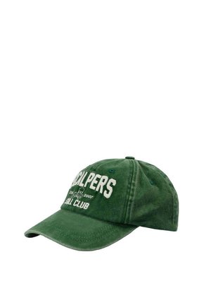 Gorra de béisbol verde con texto bordado en blanco "SCALPERS SOCCER CLUB" y un pequeño logo de una calavera con huesos cruzados.