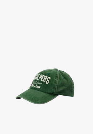 Gorra de béisbol verde con texto bordado en blanco "SCALPERS SOCCER CLUB" y un pequeño logo de una calavera con huesos cruzados.