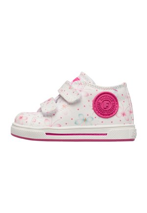 Scarpa da ginnastica bianca per bambini con motivi floreali rosa, due cinturini a strappo e un logo circolare rosa sul lato, con suola bianca e rosa.