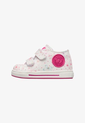 Weißer Kindersneaker mit rosa Blumenmustern, zwei Klettverschlüssen und einem rosa runden Logo an der Seite, mit einer weißen und rosa Sohle.