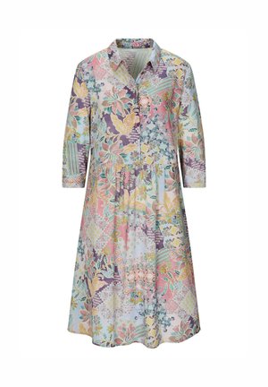 Kniebedeckendes Kleid mit Blumenmuster, 3/4-Ärmeln, Knopfkragen und pastellfarbenen Tönen in Pink, Lila, Gelb und Blau.