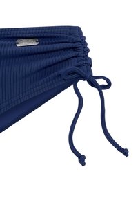 Tummansininen bikinitoset, joissa on uritettu pinta, kerätty kangas yksityiskohtana ja sivunauhat. Vyötärön kohdalla on hopeanvärinen brändilogo.