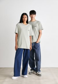 Tommy Jeans SIGNATURE - Camiseta básica - faded willow