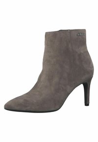 Botine gri din suede, cu vârf ascuțit și un design elegant. Prezintă un toc subțire și înalt și un logo subtil la gleznă.