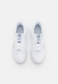 Nike Performance INTERACT RUN - Løbesko walking - white/metallic silver/pure platinum