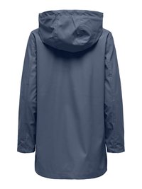 Tmavomodrá nepremokavá bunda s kapucňou, dlhými rukávmi a rovný lem, zobrazená zozadu na bielom pozadí.