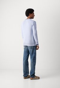 Scotch & Soda REGULAR FIT CREW NECK - Jersey de punto - faded denim melange