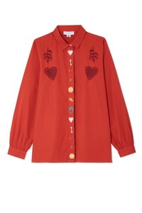 Punainen nappipaita, jossa on kaulus ja värikkäitä brodeerattuja kuvioita, kuten sydämiä, kukkia ja avaimia edessä ja hihoissa.