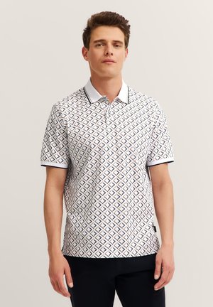 Kurzarm-Polohemd in Weiß mit einem geometrischen Muster in Marineblau und Beige. Verfügt über einen klassischen Kragen, eine Knopfblende und kontrastierende Säume.