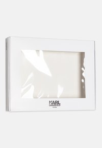 Scatola di imballaggio bianca con frontale in plastica trasparente. Presenta il logo stampato "KARL LAGERFELD KIDS" in basso. Forma rettangolare, superficie liscia.