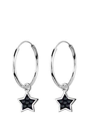 Boucles d'oreilles créoles en argent avec de petits pendentifs en forme d'étoiles noires, chacune ornée de six pierres noires à l'intérieur.