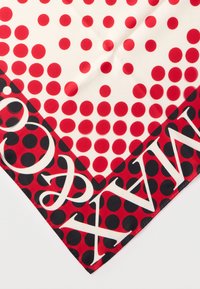 Selyemsál, melyen krémszínű háttéren ismétlődő piros és fekete pöttyök láthatók, vastag fekete betűkkel a szélén.