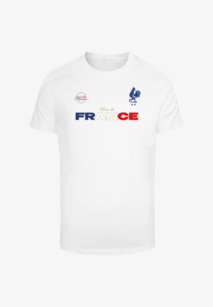 T-shirt bianco in cotone con la scritta "Vive la FRANCE" in lettere rosse, blu e dorate, con un logo di un gallo blu sopra e piccoli loghi degli sponsor.