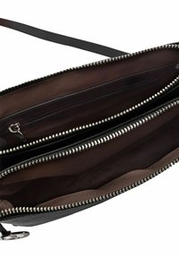 Clutch bag in pelle nera con molteplici scomparti, caratterizzata da cerniere in tonalità argentata e una superficie strutturata. Fodera interna in tessuto marrone.