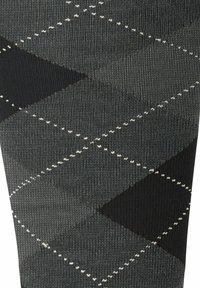Calze al ginocchio con motivo a rombi in tonalità di grigio e nero, caratterizzate da un filato testurizzato e da dettagli in bianco a contrasto.